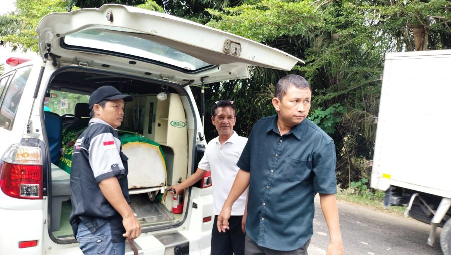 Bersama Sahabat Teddy Masyarakat Jl. Dogan Gotong Royong Kemalaraja Antarkan Jenazah ke Pemakaman